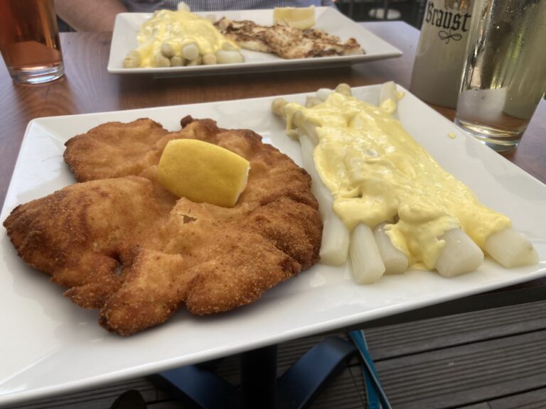 Fischmaster Spargeltage Blick auf Teller Spargel und Schnitzel