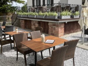 Fischmaster_Biergarten_Terrasse_Tische_Stühle_mit_Lehne