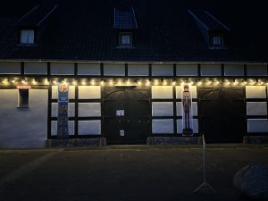 Fischmaster Hofreite Hessenaue Weihnachtsdeko an Gebäude