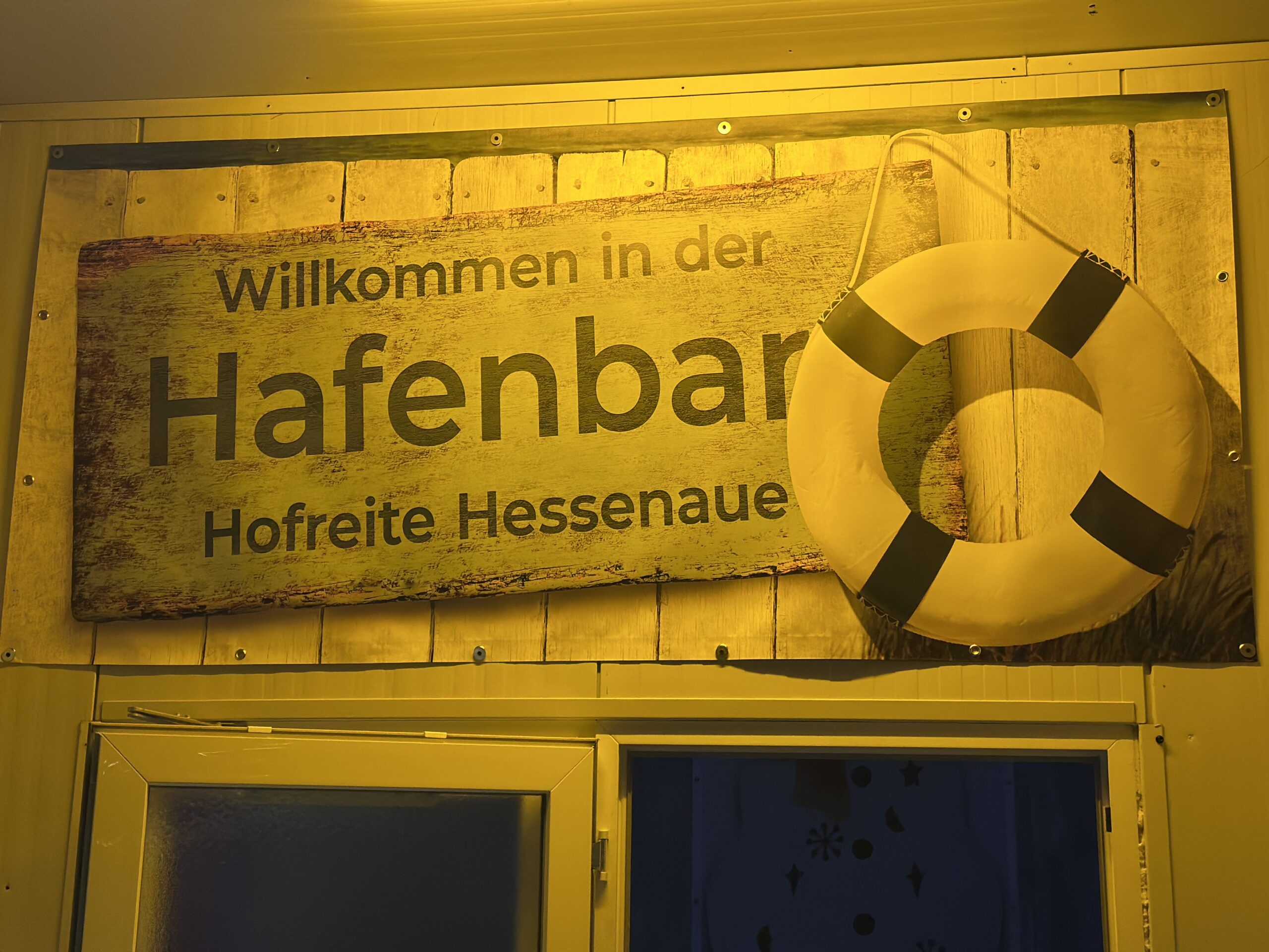 Fischmaster_Eingang_Hafenbar_Hofreite_Hessenaue